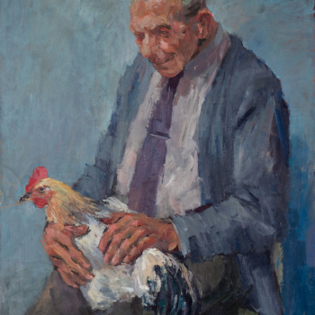 Oude man met haan op schoot